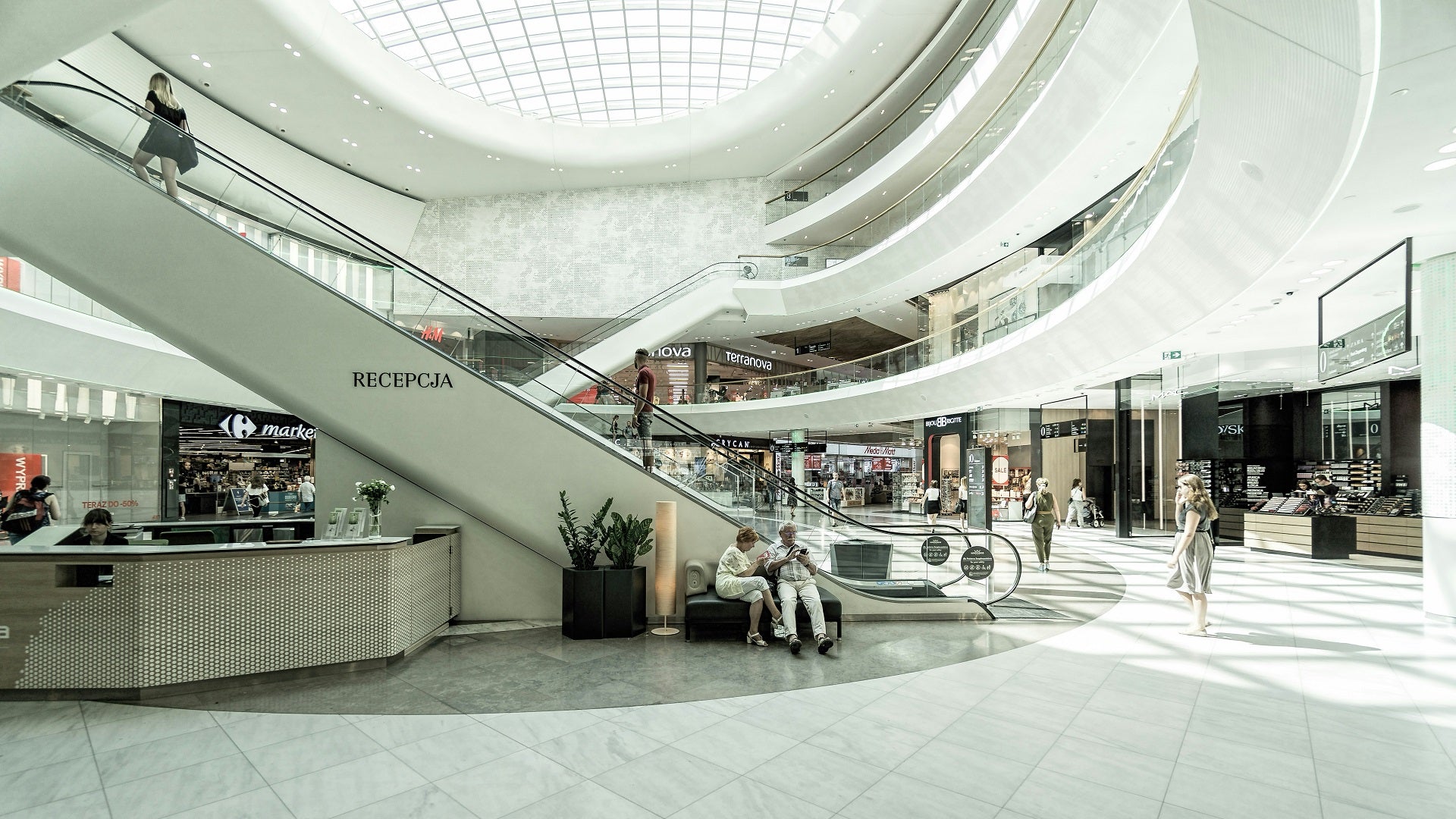 LED Displays in Shopping Malls: How They Drive More Revenue